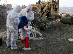 Esempio di prova di tracciamento con Fluorescina-Na nella Frana di Ca' Lita. Nella foto è ritratta la fase di iniezione del tracciante in un pozzo-piezometro presente nella zona di coronamento della frana.